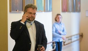 Rafał Piasecki z PiS został pobity? Żona radnego zarzuca mu przemoc domową. Ten się tłumaczy: "pochodzę z tradycyjnej rodziny"