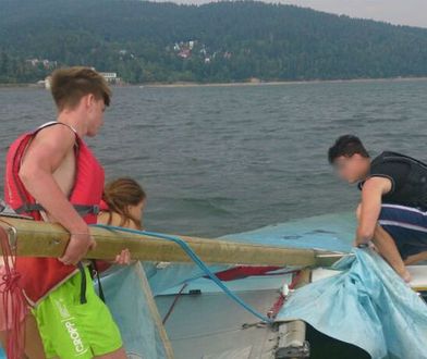 Motorowodniacy uratowali 20-latka na jeziorze żywieckim. "Silny wiatr złamał maszt w katamaranie"