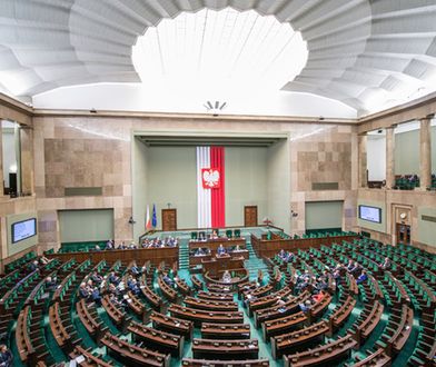 Najnowszy sondaż. PiS rośnie w siłę, fatalne notowania PO