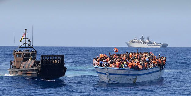 Imigranci ściśnięci na łodzi. Zdjęcie z maja 2015 roku