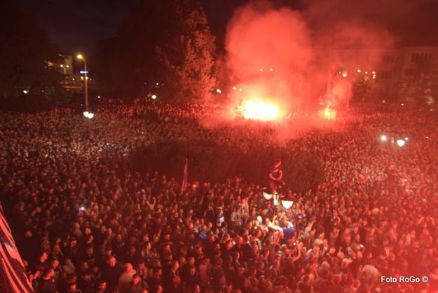 Zarzuty napaści na policjantów dla pseudokibiców po mistrzowskiej fecie w Poznaniu