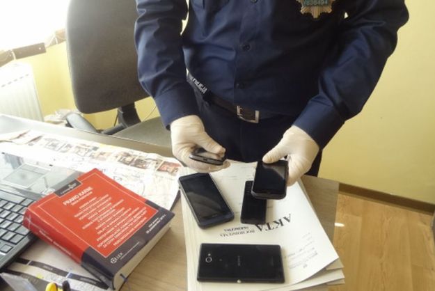 45-latek z Trzcinicy wysyłał erotyczne sms-y do 9-letniej dziewczynki