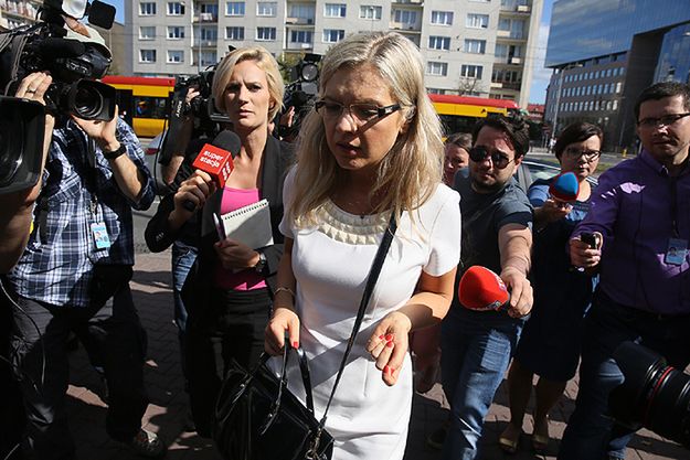 Małgorzata Wassermann w drodze na spotkanie podkomisji z rodzinami ofiar