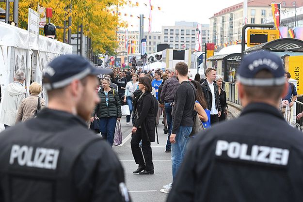 Niemcy: ataki na policję i płonące radiowozy przed Dniem Jedności Niemiec w Dreźnie