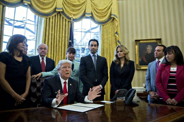 Donald Trump w Gabinecie Owalnym w Białym Domu