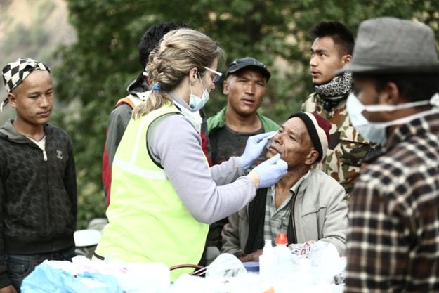 Polscy lekarze z pomocą w Nepalu: ciągle brakuje leków i środków opatrunkowych