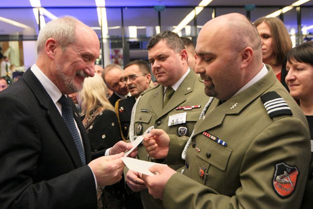 Antoni Macierewicz podzielił się opłatkiem z żołnierzami i zapowiedział duże zmiany