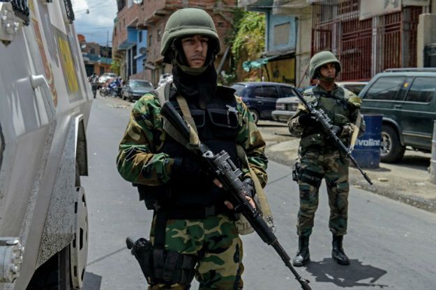 Funkcjonariusze wenezuelskiej Gwardii Narodowej na przedmieściach Caracas