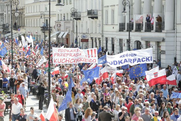 Grupiński po marszu KOD: od wizyty papieża w 1979 r. nie było takiego przekłamania liczby uczestników. Sasin: dane policji bardziej wiarygodne