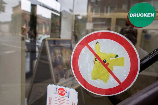 Antypokemonowa naklejka w oddziale jednego z niemieckich banków