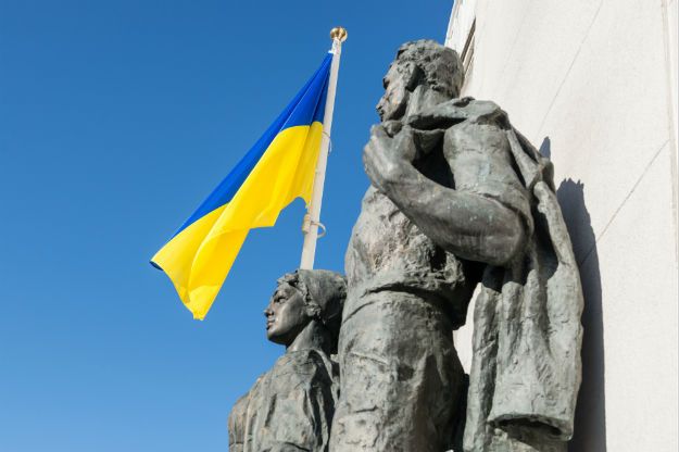 Flaga przed budynkiem ukraińskiej Rady Najwyższej