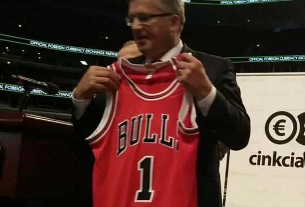 Byli prezydenci promują polski kantor. Komorowski z koszulką "Bulls"