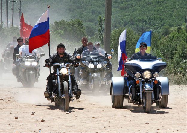 Motocykliści z klubu "Nocne Wilki" w Katyniu