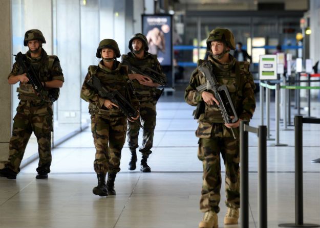 Żołnierze patrolujący port lotniczy Bordeaux-Merignac