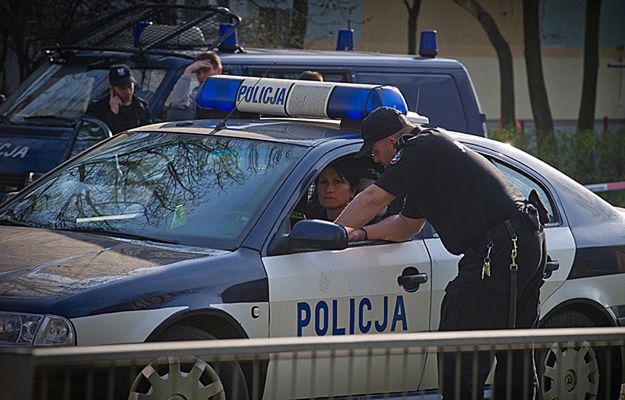 Iława: Trwa obława na 16-latka, który w kajdankach uciekł policjantom
