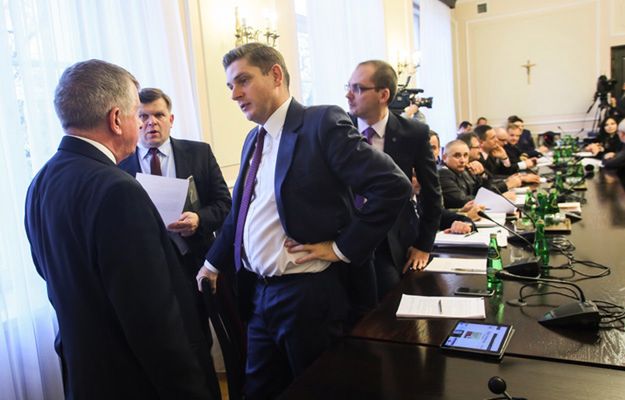 Od lewej: poseł PiS Michał Jach, poseł PiS Wojciech Skurkiewicz i wiceminister obrony narodowej Bartosz Kownacki podczas posiedzenia sejmowej Komisji Obrony Narodowej