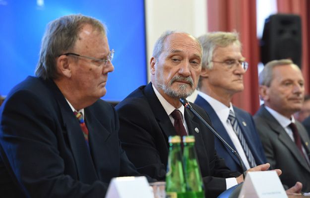 Dr inż. Wacław Berczyński, szef MON Antoni Macierewicz i członek podkomisji prof. Kazimierz Nowaczyk