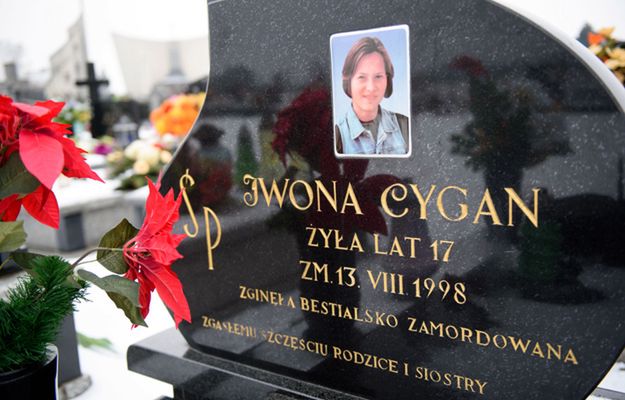 Grób Iwony Cygan - 17-latka została zamordowana w nocy z 13 na 14 sierpnia 1998 r.