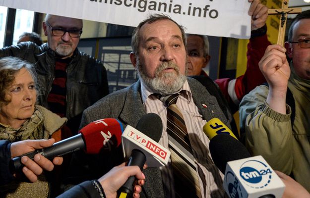 Zygmunt Miernik rozmawia z dziennikarzami po ogłoszeniu wyroku w sprawie odwoławczej za rzut tortem w sędzię