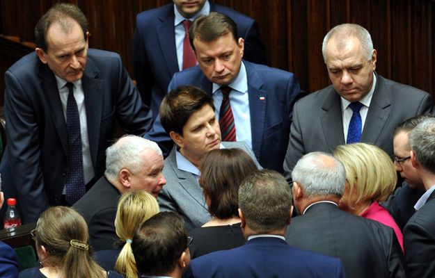 Polacy chcą dwóch kadencji, ale bardziej dla posłów niż samorządowców. Sondaż