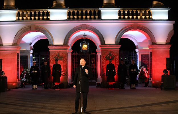 Prezydent Andrzej Duda podczas apelu pamięci przed Grobem Nieznanego Żołnierza