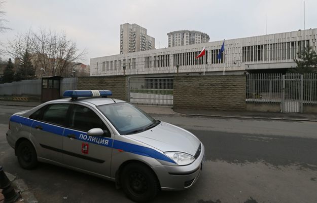 Radiowóz przed budynkiem polskiej ambasady w Moskwie