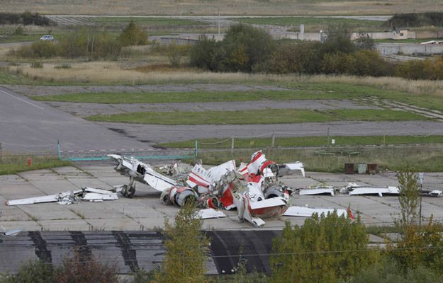 Szczątki polskiego samolotu Tu-154M na terenie wojskowego lotniska Siewiernyj w Smoleńsku - zdjęcie archiwalne