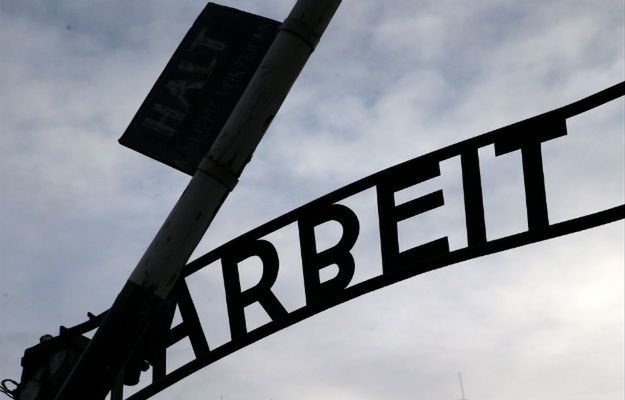 Brama dawnego hitlerowskiego obozu Auschwitz