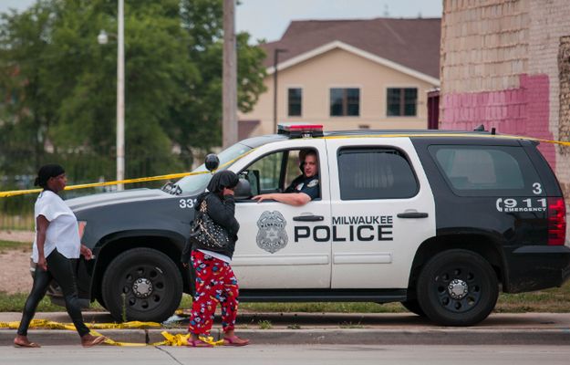 USA: kolejna noc starć w Milwaukee, 7 policjantów rannych