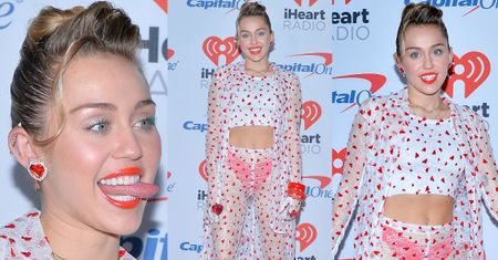 Miley Cyrus pokazuje majtki i język na ściance...