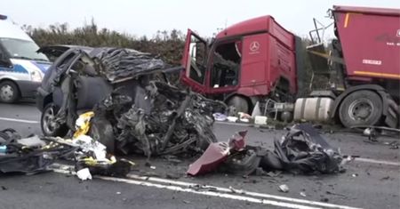 Tragedia rodzinna w Zgorzelcu. Prokuratura: dzieci żyły w momencie wypadku, miały zapięte pasy