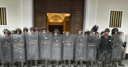 Wenezuela na krawędzi wojny domowej. Kraj pogrąża się w odmętach chaosu