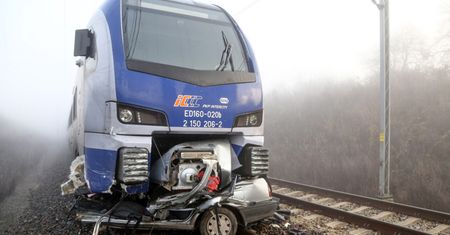 Piotrków Trybunalski: Auto wjechało pod pociąg na strzeżonym przejeździe kolejowym. Zginął kierowca