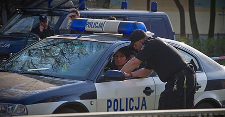 Iława: Trwa obława na 16-latka, który w kajdankach uciekł policjantom
