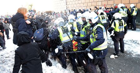 Demonstracja neonazistów w Sztokholmie. Starcia z antyfaszystami
