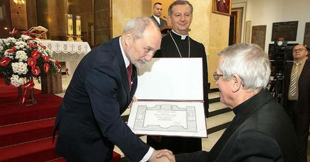 Antoni Macierewicz awansował 132 księży za służbę w Ludowym Wojsku Polskim