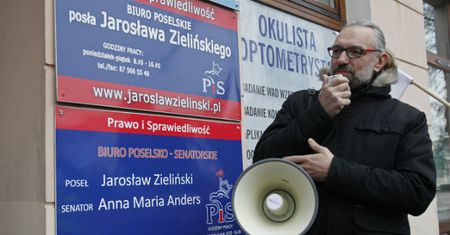 Członkowie KOD oskarżeni o zakłócenie wystawy o gen. Andersie nie przyznają się do winy