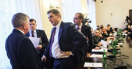 Zgrzyt podczas posiedzenia komisji obrony. "Czy tak to powinno działać"?