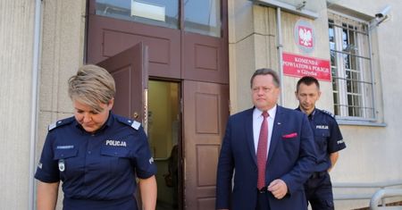 Wiceminister MSWiA Jarosław Zieliński odwiedził pobitych policjantów z Giżycka