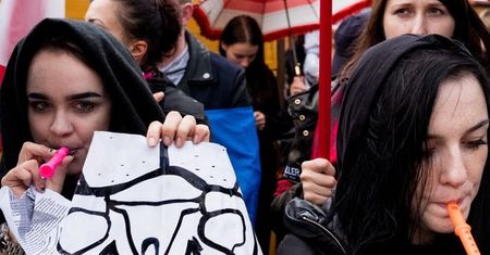 ONR chce ukarania uczestników marszów przeciwko zakazowi aborcji. Partia Razem reaguje