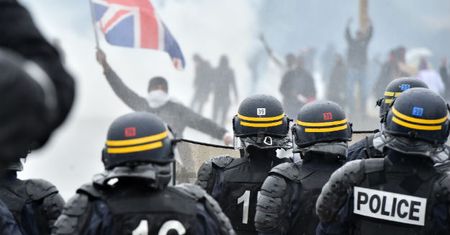 Francja: starcia w Calais w czasie nielegalnej manifestacji. W ruch poszły kamienie, trzech policjantów rannych