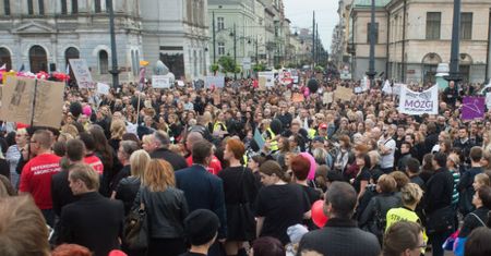Marsz w Obronie Praw Kobiet przeszedł ul. Piotrkowską w Łodzi