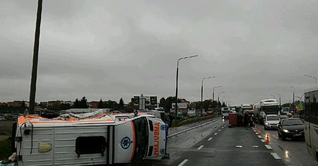Wypadek karetki w Radomiu. Sprawca uciekł z miejsca zdarzenia