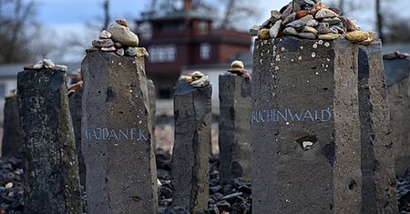 Odtwarzał przemówienia Hitlera przed byłym niemieckim obozem koncentracyjnym Buchenwald pod Weimarem