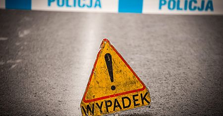 Tragiczny wypadek pod Bartoszycami. Mercedesem wjechał w dwóch nastolatków, jeden nie żyje