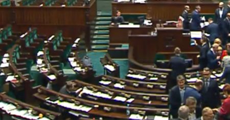 Ryszard Terlecki: 16 grudnia poseł PO przeszukiwał rzeczy posłów PiS. Sławomir Nitras odpiera zarzuty