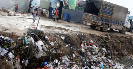 Wykorzystywali konwoje humanitarne do przekazania gotówki terrorystom