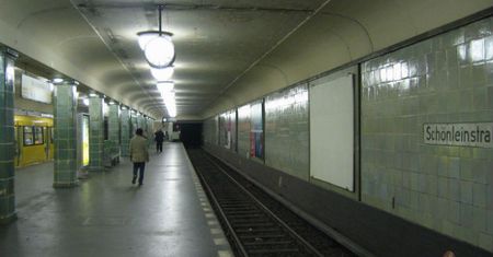 Grupa kilku osób próbowała podpalić bezdomnego w metrze w Berlinie. Są poszukiwani przez policję
