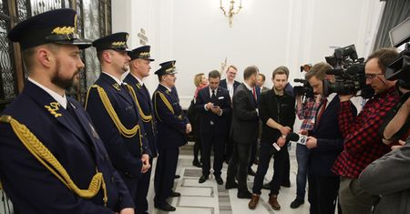 Trwa mobilizacja przed środowym posiedzeniem Sejmu. "Decyzja zapadnie do rana"