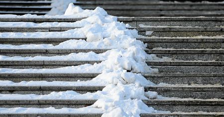IMGW wydał ostrzeżenia dla 10 województw. Bardzo ślisko na drogach i chodnikach